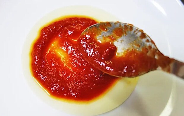 『おばけのミニピザ』を作る写真（撮影：エニママ）