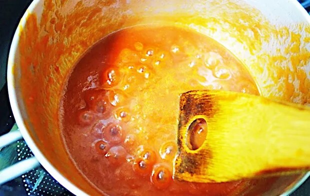 『おばけのミニピザ』を作る写真（撮影：エニママ）