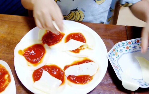 『おばけのミニピザ』を作る写真（撮影：エニママ）