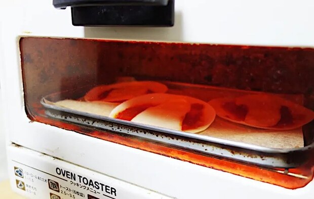 『おばけのミニピザ』を作る写真（撮影：エニママ）