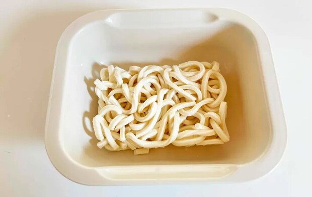 『オイスターまぜうどん』を作る写真（撮影：エニママ）