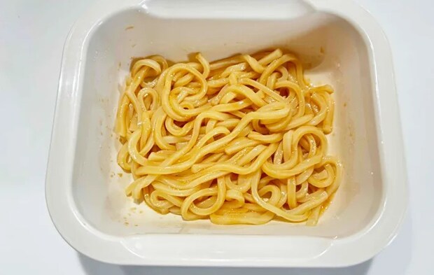 『オイスターまぜうどん』を作る写真（撮影：エニママ）