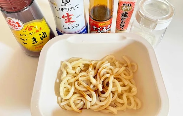 『オイスターまぜうどん』を作る写真（撮影：エニママ）