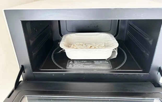 『オイスターまぜうどん』を作る写真（撮影：エニママ）