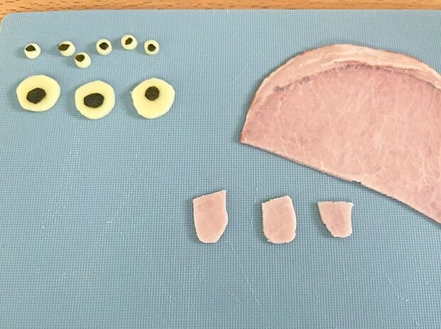 『舌』の形にカットしたハムの写真（撮影：grape編集部）