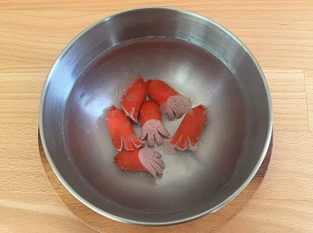 熱湯に浸けたウインナーの写真（撮影：grape編集部）