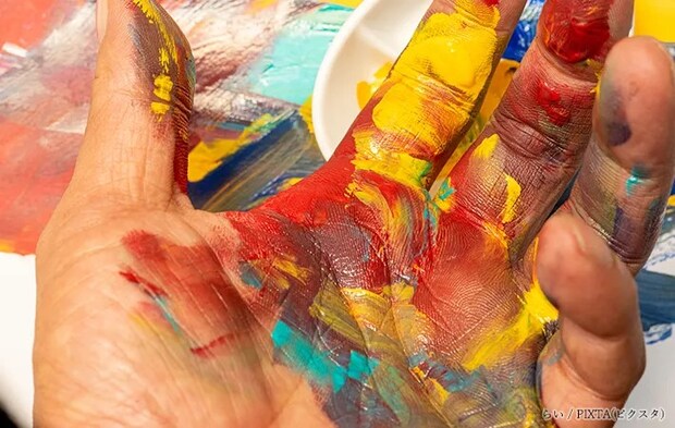 ペンキまみれの手