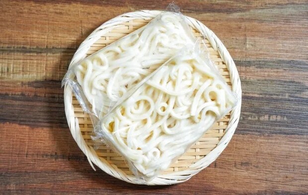 ザルにのった冷凍うどん