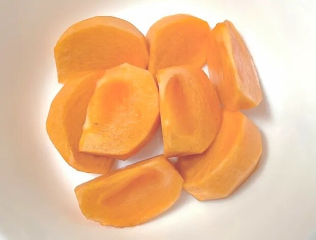 皮を剥いた柿の写真