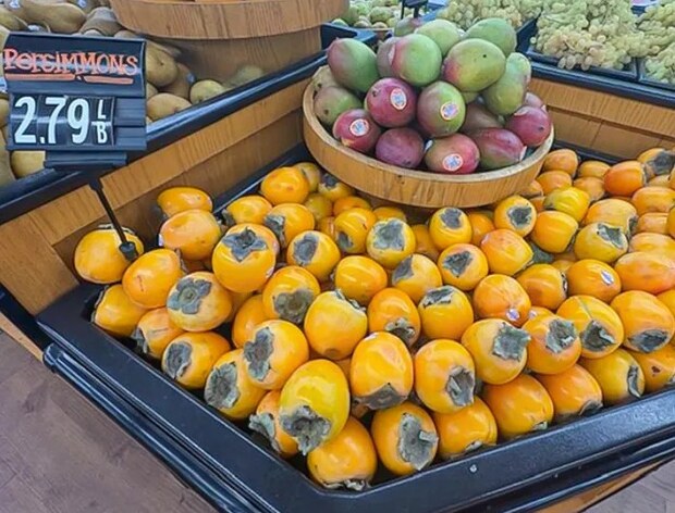 アメリカのスーパーの柿の写真
