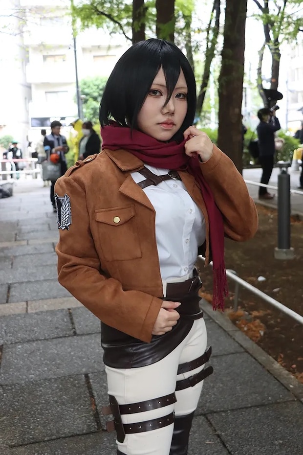 ミカサに扮するコスプレイベントの参加者の写真（撮影：grape編集部）