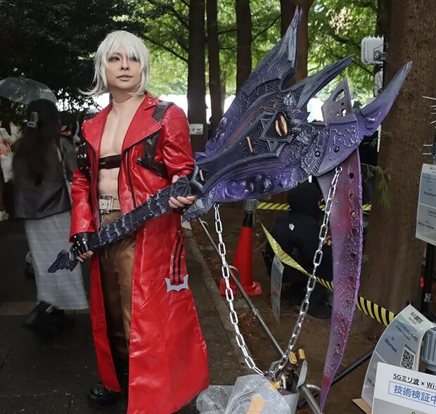 ダンテに扮するコスプレイベントの参加者の写真（撮影：grape編集部）