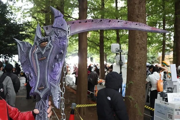 コスプレイベントの参加者が手にする小道具の写真（撮影：grape編集部）