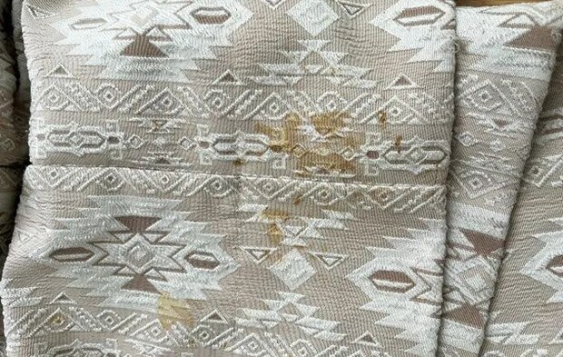 汚れたカーテンの写真（撮影：Heulie）