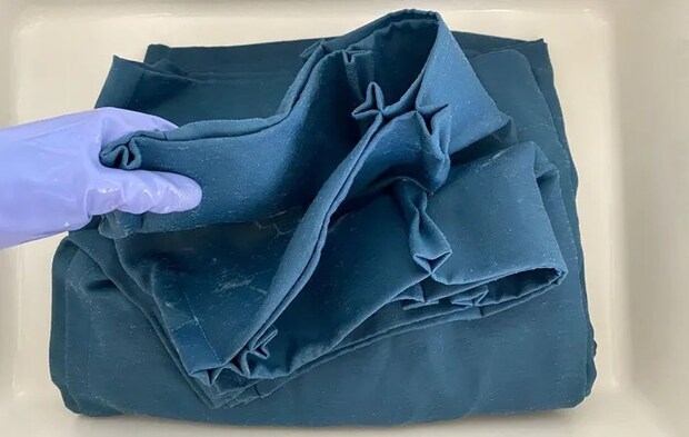 カーテンを洗う写真（撮影：Heulie）