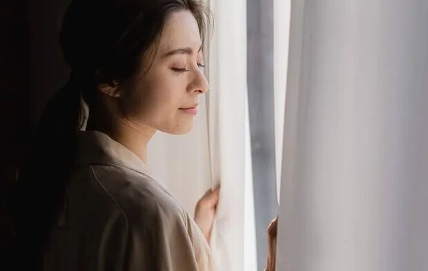 カーテン越しの女性の写真（撮影：Heulie）