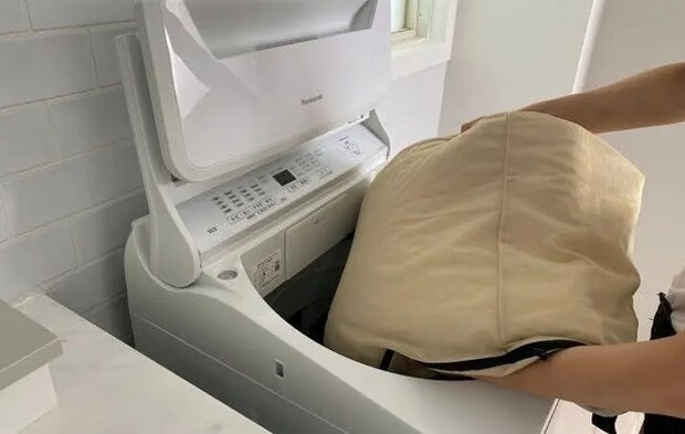 カーテンを洗う写真（撮影：Heulie）