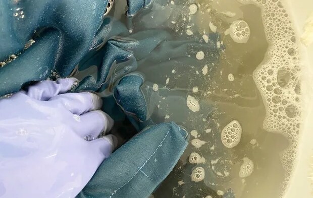 カーテンをつけ置き洗いする写真（撮影：Heulie）