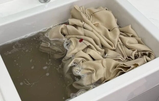 カーテンをつけ置き洗いする写真（撮影：Heulie）