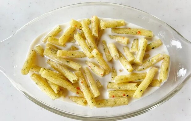 『じゃがりこグラタン』を作る写真（撮影：エニママ）