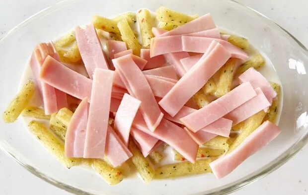 『じゃがりこグラタン』を作る写真（撮影：エニママ）