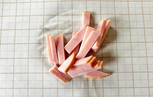 『じゃがりこグラタン』を作る写真（撮影：エニママ）