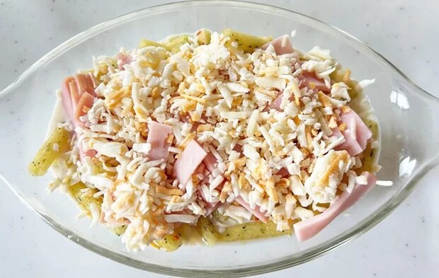 『じゃがりこグラタン』を作る写真（撮影：エニママ）