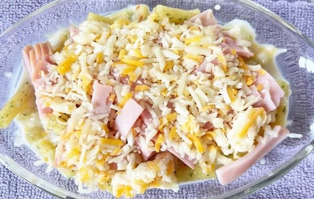 『じゃがりこグラタン』を作る写真（撮影：エニママ）