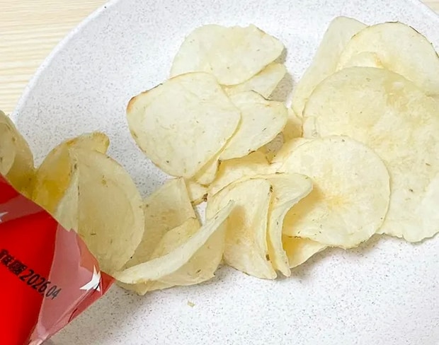 皿に出したポテトチップスの写真（撮影：grape編集部）
