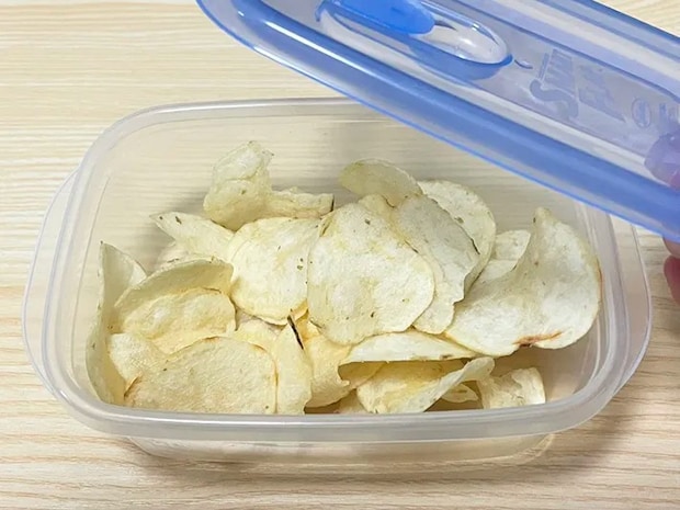 タッパーにポテトチップスを入れる写真（撮影：grape編集部）