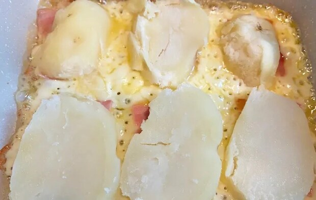 『ベーコンチーズポテト』を作る写真（撮影：エニママ）