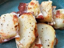 卵焼き器にチーズを敷き詰めて…？　完成した一品に「絶対に間違いない組み合わせ」