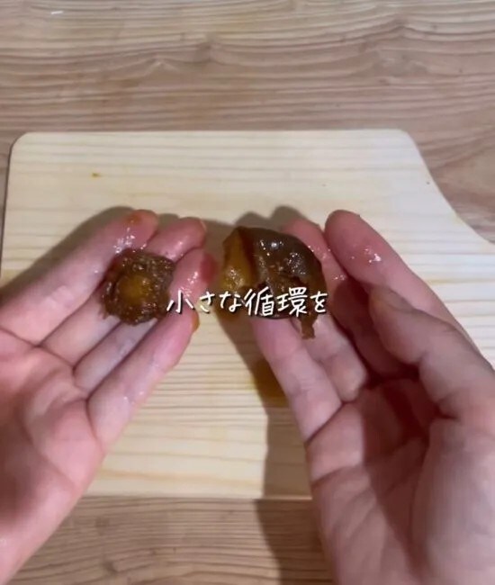 梅の果肉を取る様子