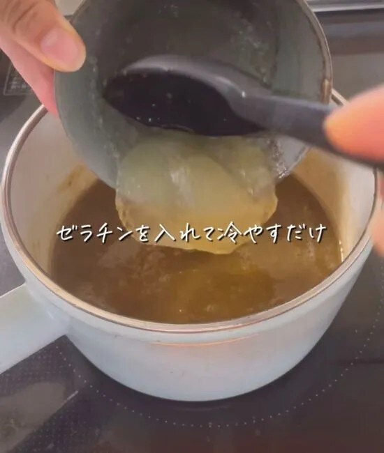 ゼラチンを加える様子