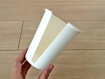 紙コップをハンガーにつけるだけ！　秋冬に試してほしい『アウターの型崩れ防止テク』が超簡単