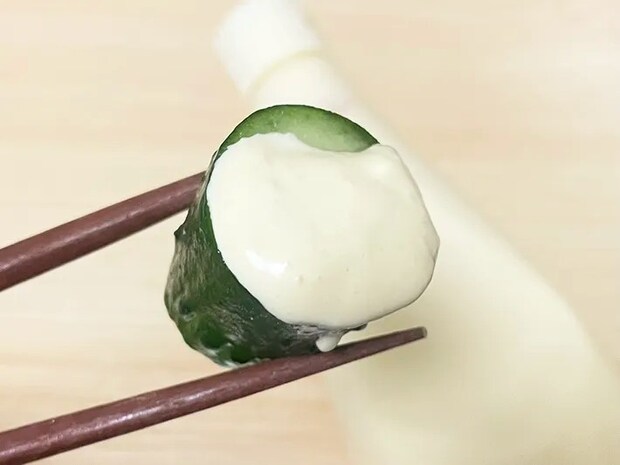 マヨネーズをつけたキュウリの写真（撮影：grape編集部）