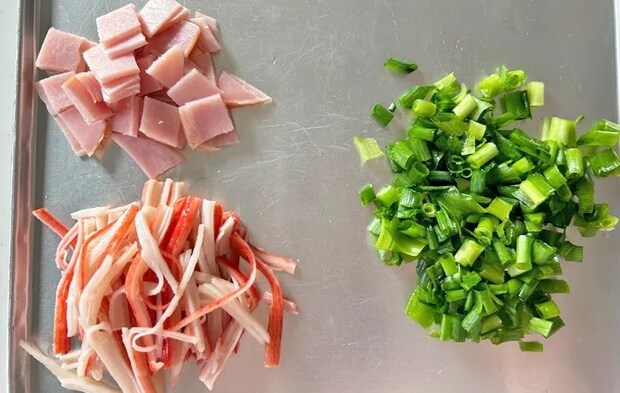 『混ぜるだけ炒飯』を作る写真（撮影：エニママ）