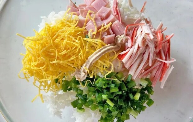 『混ぜるだけ炒飯』を作る写真（撮影：エニママ）