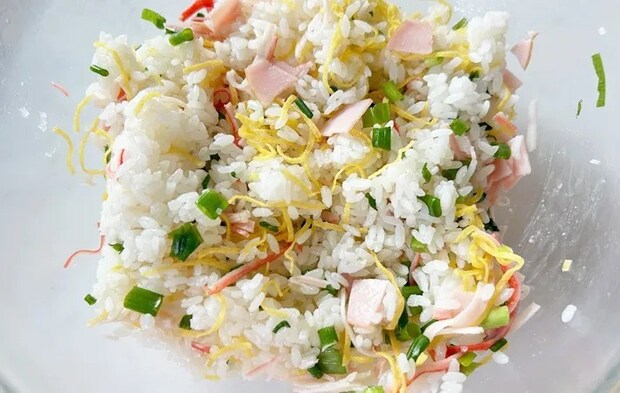 『混ぜるだけ炒飯』を作る写真（撮影：エニママ）