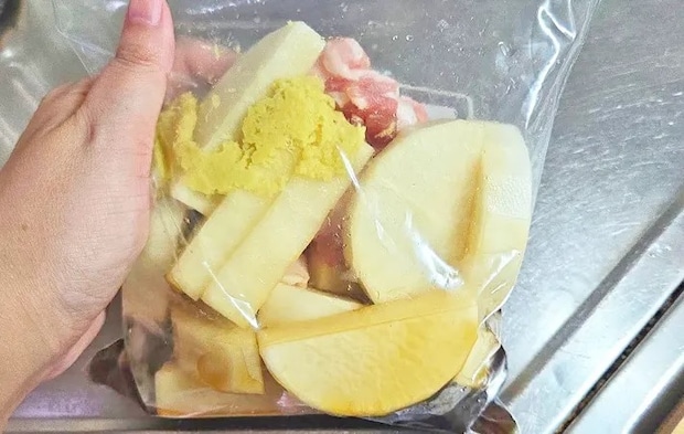 『下味冷凍でしみしみ豚バラ大根』を作る写真（撮影：キジカク）