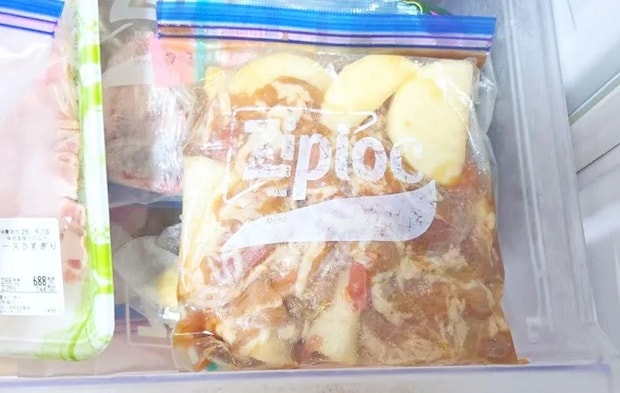 『下味冷凍でしみしみ豚バラ大根』を作る写真（撮影：キジカク）