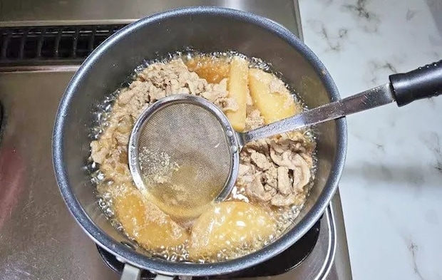 『下味冷凍でしみしみ豚バラ大根』を作る写真（撮影：キジカク）