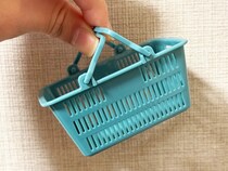 『ミニチュア買い物かご』に結束バンドを通すと…活用法に「もう1個欲しい」【100均】