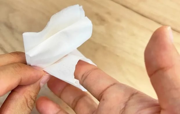 ティッシュでポテトチップスを食べる方法の写真（撮影：キジカク）