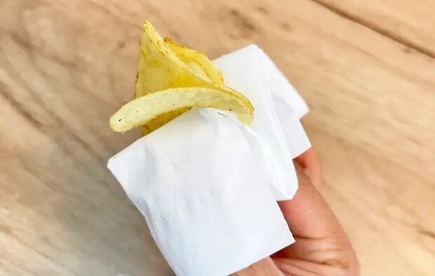 ティッシュでポテトチップスを食べる方法の写真（撮影：キジカク）