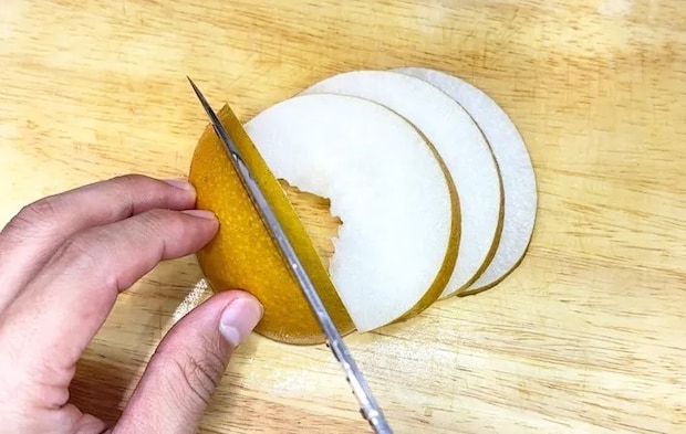 『梨のバター焼き』を作る写真（撮影：キジカク）