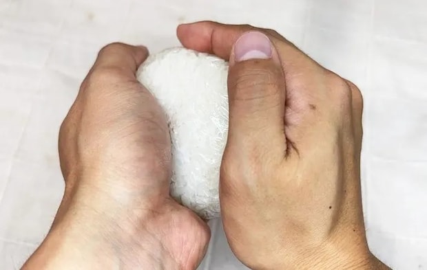 『明太クリームチーズおにぎり』を作る写真（撮影：キジカク）