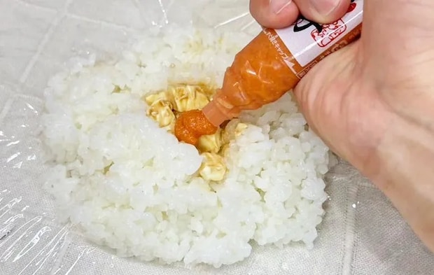 『明太クリームチーズおにぎり』を作る写真（撮影：キジカク）
