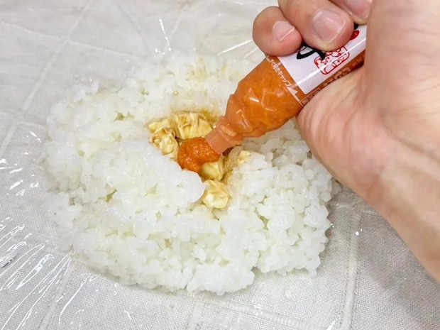 まさに『悪魔的』なレシピ…　明太子×クリームチーズの背徳おにぎりが？「カルボナーラみたい」