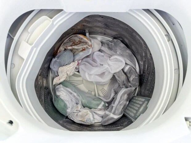 ハンガーとストッキングだけで？　洗濯槽のゴミ取りに「天才」「これ考えた人すごい」【掃除の工夫4選】